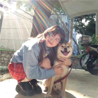 黑白照片的少女